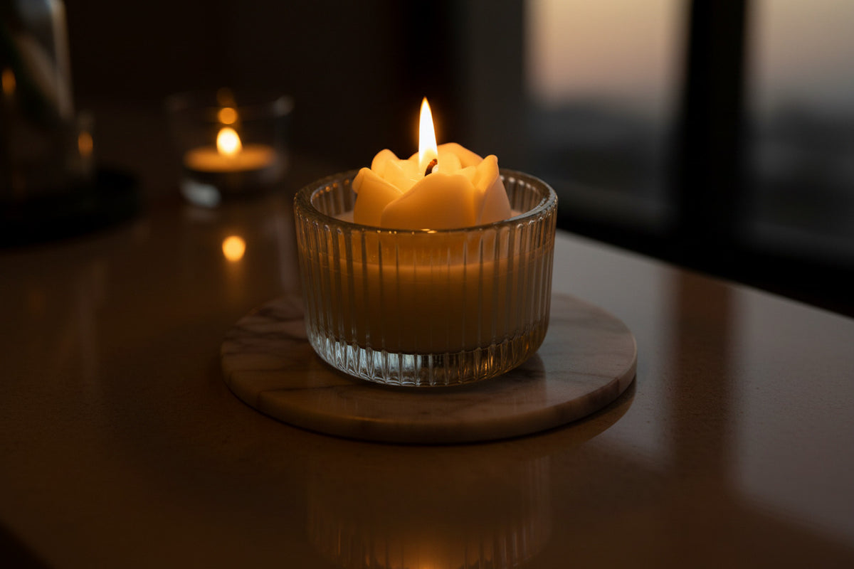 Duft-Teelicht im Glas mit kleiner Blume