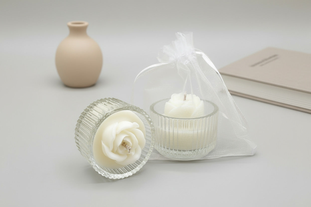 Duft-Teelicht im Glas mit kleiner Blume