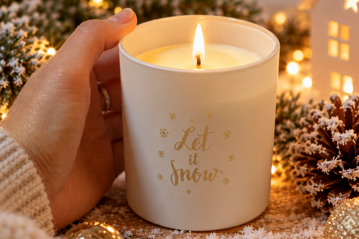 Weihnachts-Duftkerze „Let it snow“ – Warm Woods & Cashmere